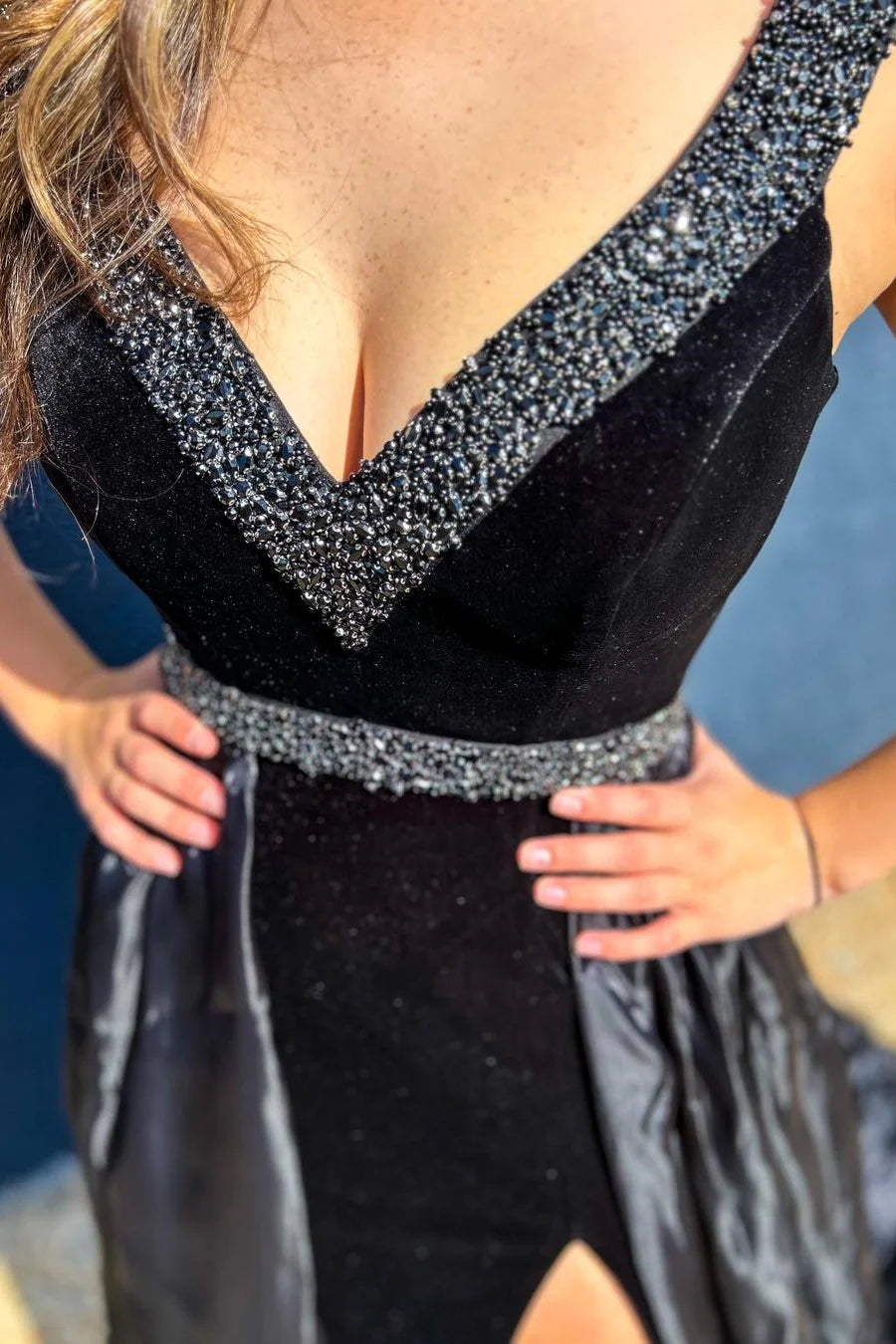Vestido de fiesta de terciopelo con cuentas, escote en V y cola